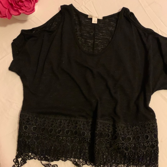 Black Summer Top W.Cutout Shoulders - Picture 3 of 5